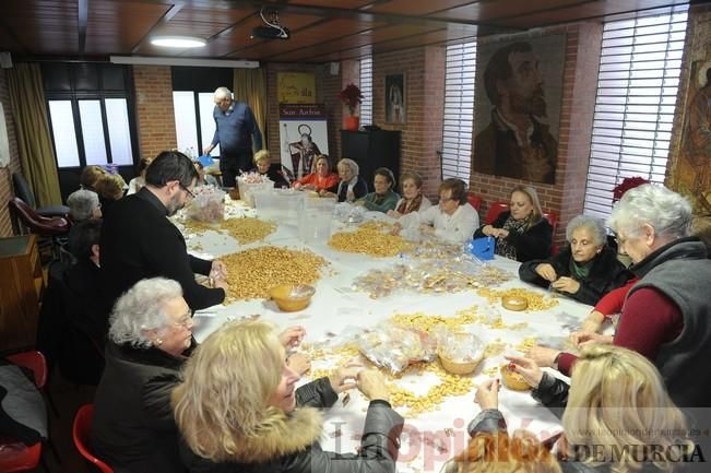 Los vecinos de San Antón preparan su día.