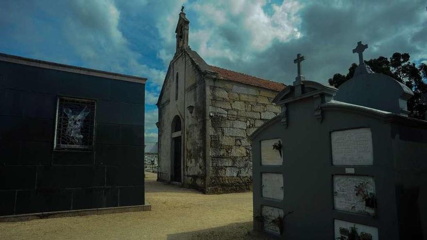 La capilla preside el cementerio municipal de Vilagarcía, en la parroquia de Rubiáns. // Iñaki Abella