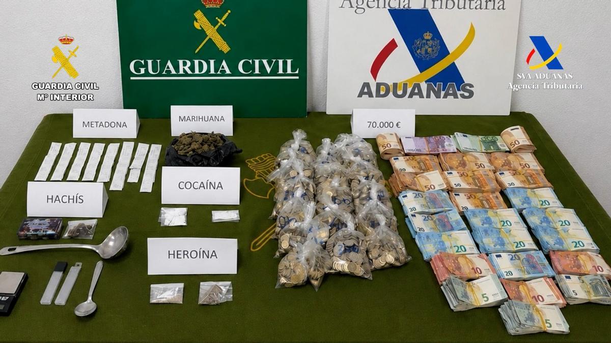 Dinero y drogas intervenidas en el registro de la Guardia Civil en Alcolea del Río