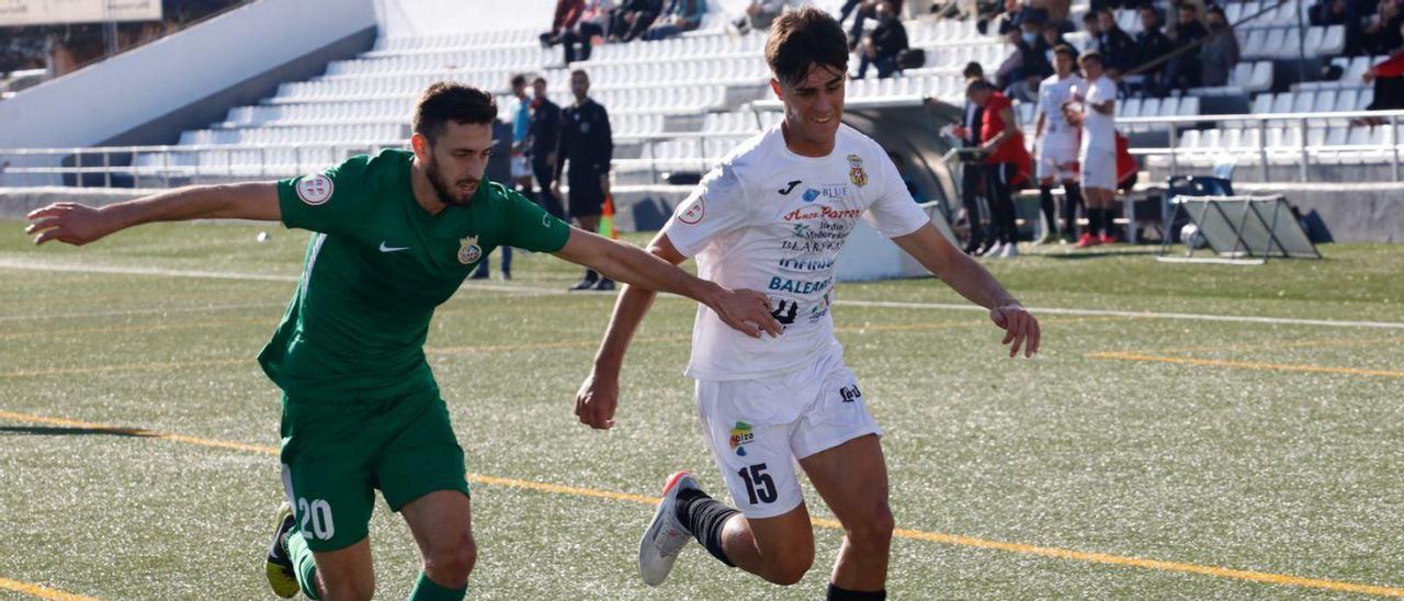 El peñista Lucas Alcázar, en pugna con un rival del Cerdanyola en el choque del pasado domingo.