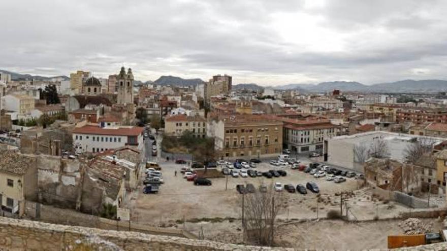 Imagen panorámica de la ciudad de Elda captada esta semana desde el castillo, con la sierra del Cid a la izquierda y el monte Bolón a la derecha.