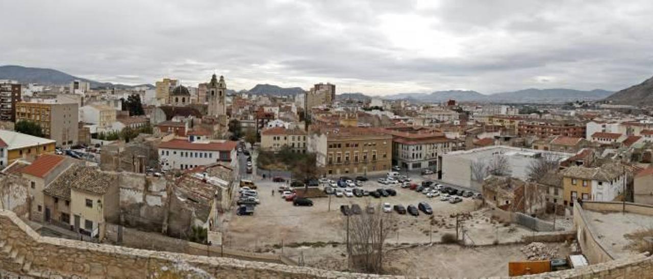Imagen panorámica de la ciudad de Elda captada esta semana desde el castillo, con la sierra del Cid a la izquierda y el monte Bolón a la derecha.
