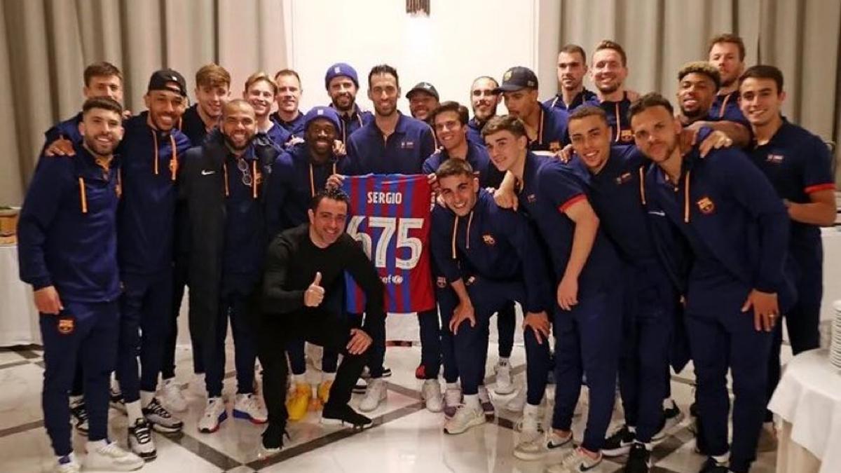 La celebración de la plantilla al hito de Busquets