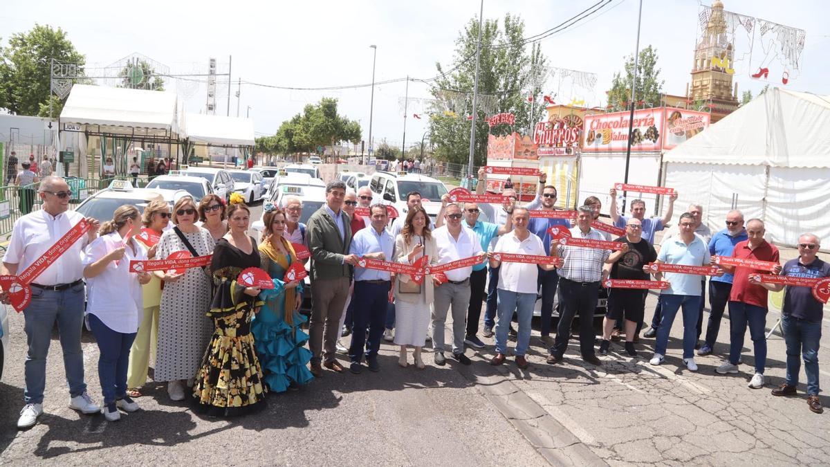 Foto de familia en la presentación de la campaña de los taxis y el hospital Reina Sofía de Córdoba.