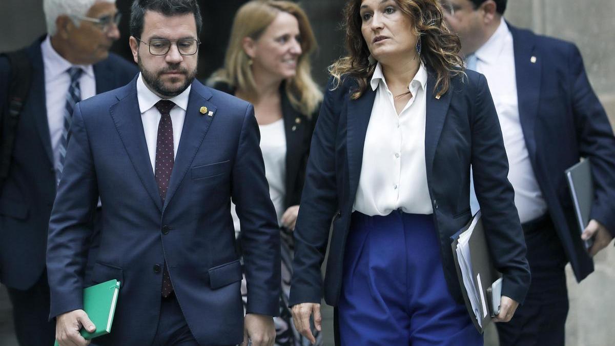 El president Aragonès y la consellera Vilagrà este martes dirigiéndose a la reunión del Govern.