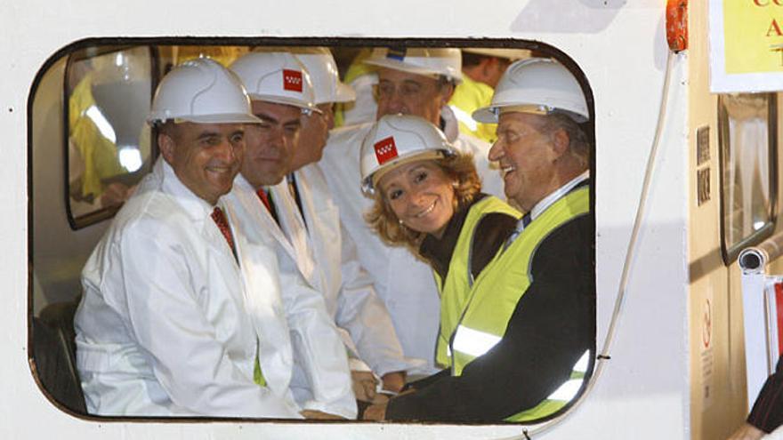 Sebastian, en primer terme, en una visita al metro de Leganés.