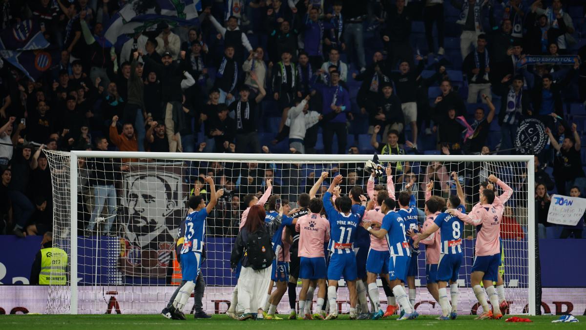 Los jugadores del Espanyol celebran su victoria a la finalización del encuentro correspondiente a la jornada 32 de LaLiga frente al Getafe en el RCDE Stadium