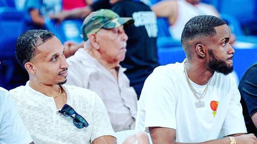 Jean Montero, a la deracha, junto al ex jugador de la República Dominicana, Adris de León, ambos viendo un partido de la liga del país caribeño