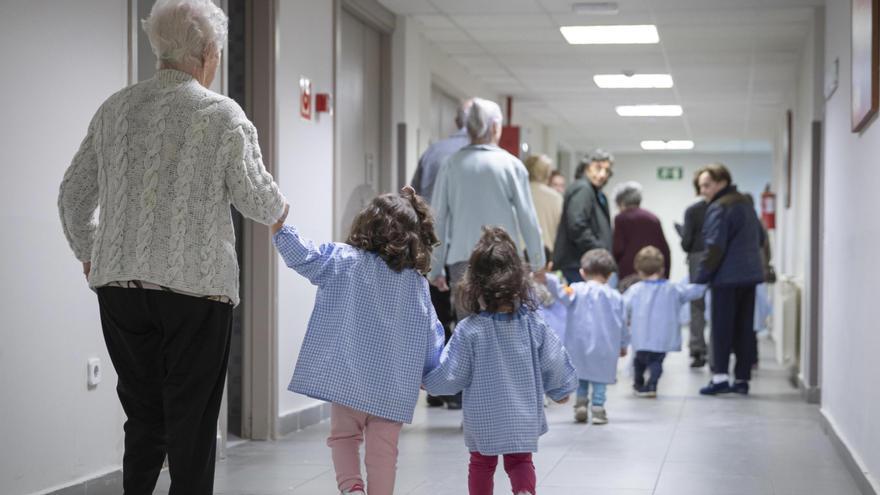 Niños y mayores en una actividad intergeneracional en una de las residencias Bouco