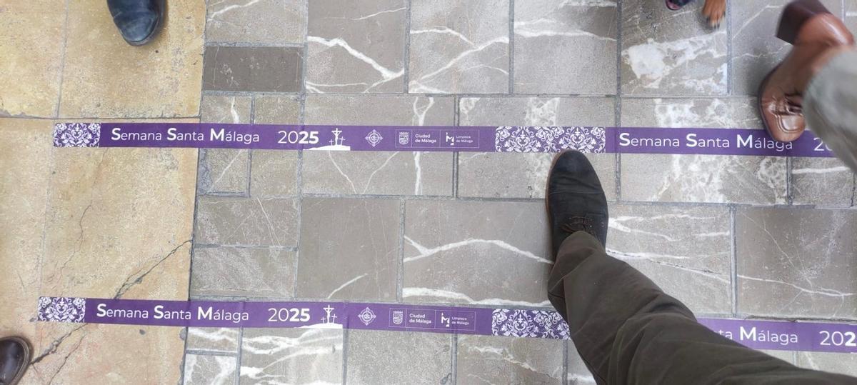 El Ayuntamiento prueba con unas tiras adhesivas rugosas sobre el suelo para evitar resbalones del líquido anticera.