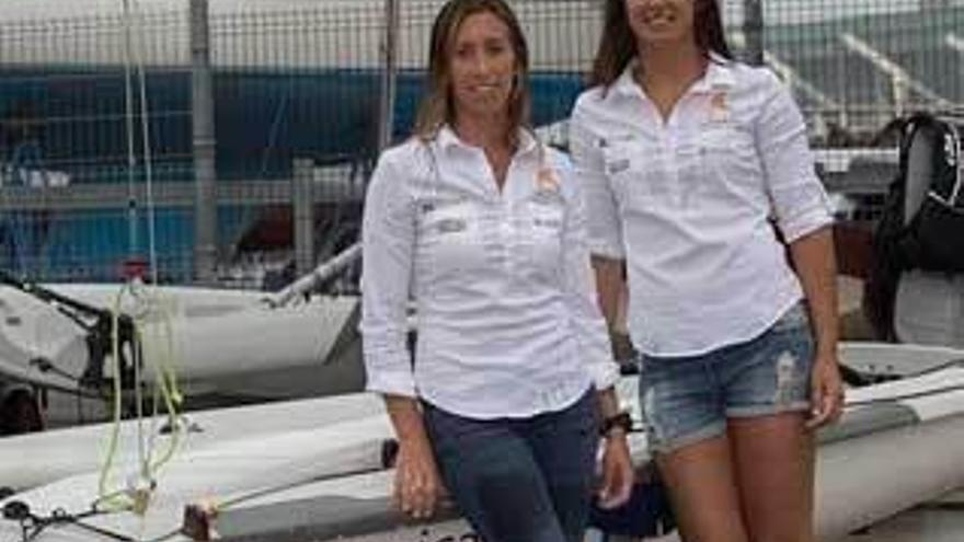 Ángela Pumariega y Patricia Cantero, junto a su barco, una vez finalizado el Mundial.