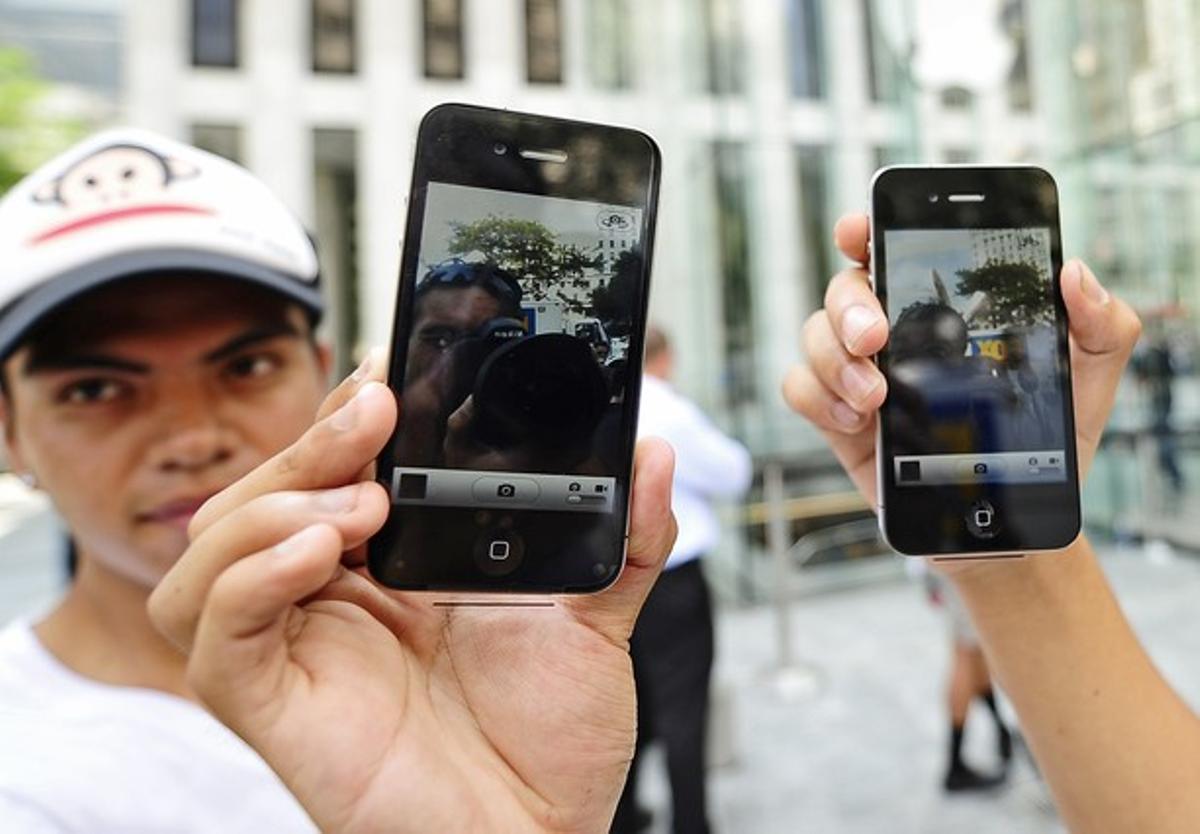 Dos compradors mostren els seus nous iPhone4, el 24 de juny passat, a Nova York. Dos compradors mostren els seus nous iPhone4, el 24 de juny passat, a Nova York.