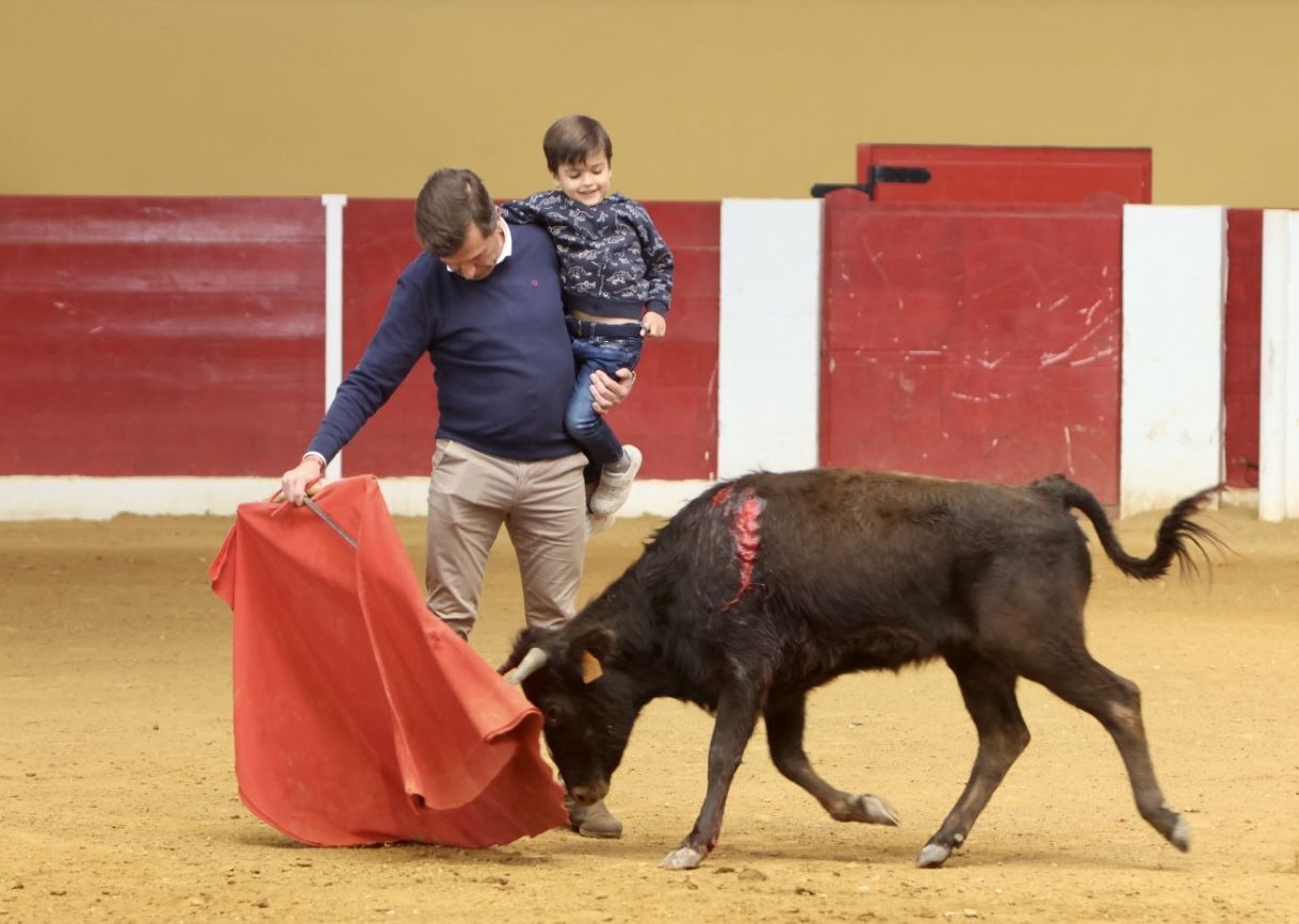 La Escuela Taurina de Alicante inicia el curso en la Ganadería de Nazario Ibáñez