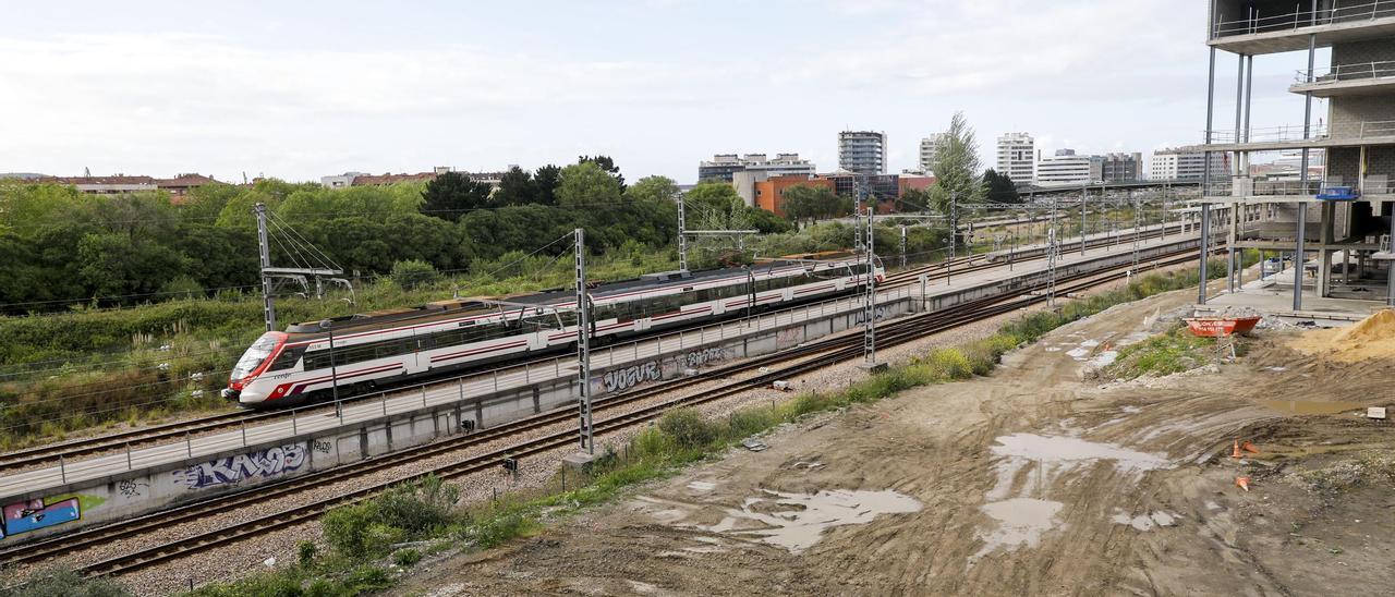 Tren a su paso por la zona prevista para la intermodal.