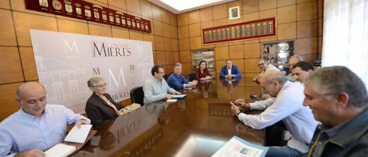 El encuentro mantenido entre la plataforma y el gobierno local, ayer, en el Ayuntamiento.