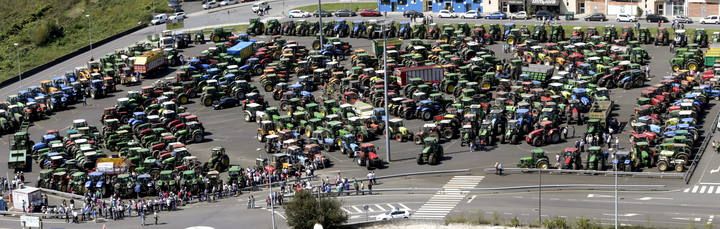 Miles de tractores colapsan Santiago en defensa del sector lácteo