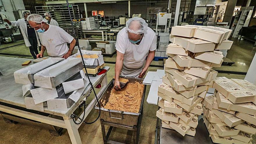 Trabajadores depositando la pasta en los moldes. | 