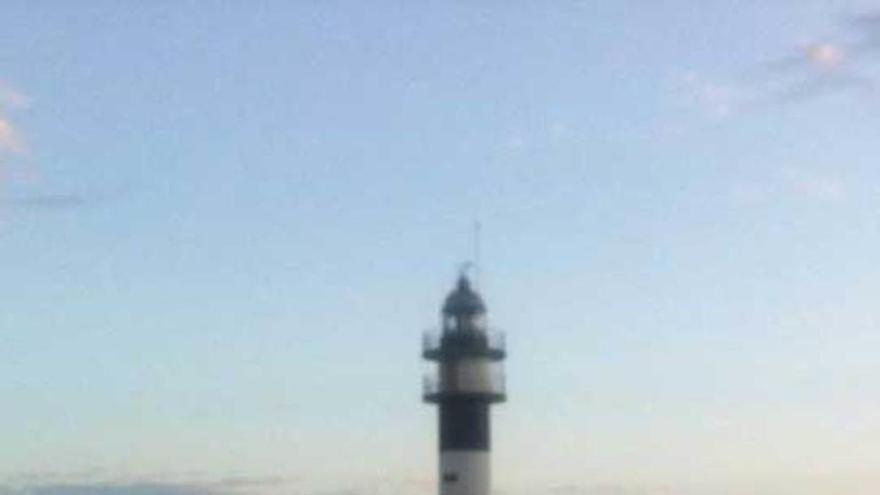 El fuego calcina un turismo de madrugada junto al faro de Ortiguera