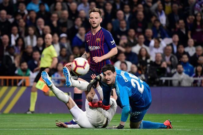 Ivan Rakitic marca el 0-1 durante el Clásico Real Madrid - FC Barcelona de La Liga disputado en el Santiago Bernabéu