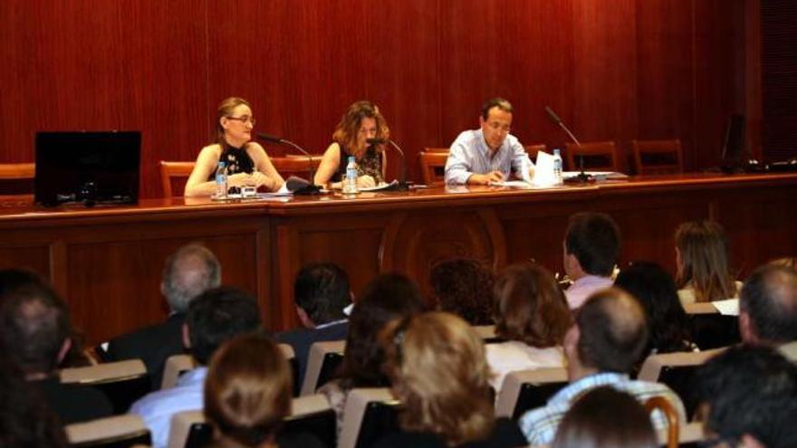 A la izquierda, la jueza Sandra Peinado durante su intervención en la jornada.