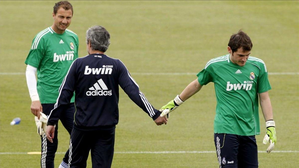 Casillas sorprende en sus redes sociales recomendando el libro de Mourinho, quioen le relegó al banquillo del Real Madrid durante su paso por el club blanco