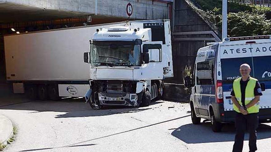 Un camionero portugués pierde el control al dirigirse al Puerto de Vigo