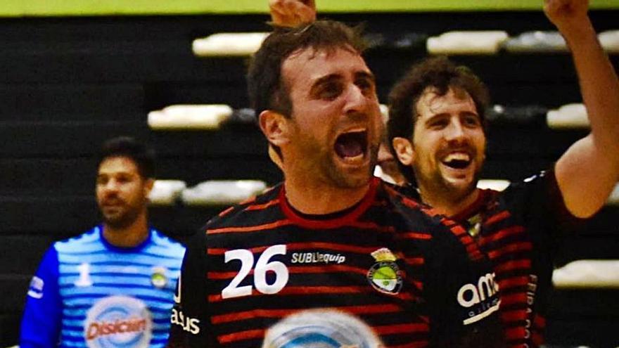 Roberto Álvarez festeja su tanto del empate frente al Novás. |