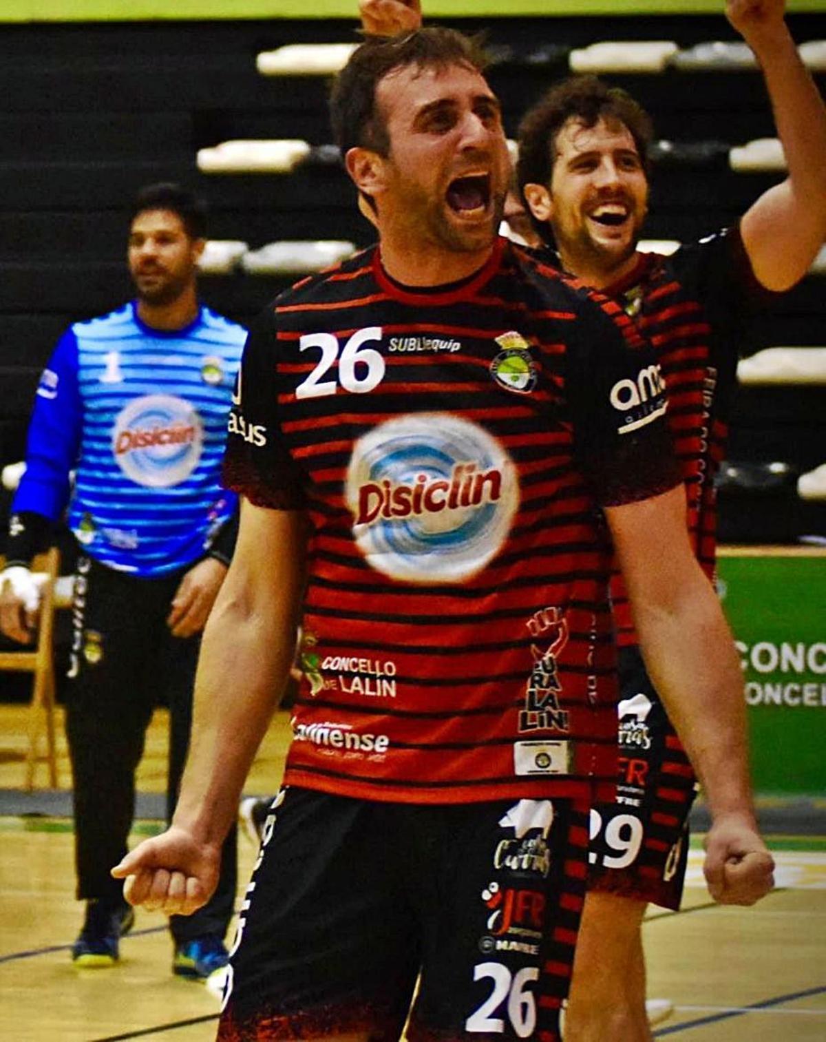 Roberto Álvarez festeja su tanto del empate frente al Novás. |