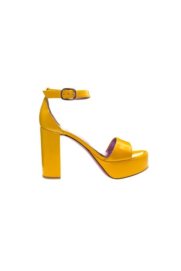 3 tendencias: Completa tu look con unos tacones solares. Sandalia, de Úrsula Mascaró, 265 €.