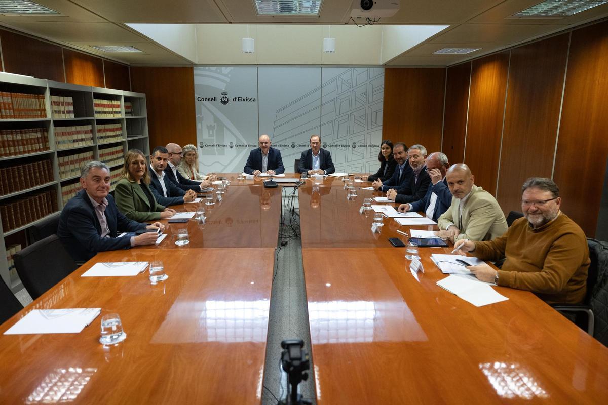 Los componentes de la comisión de seguimiento de la mesa del agua de Ibiza en la reunión de este lunes.