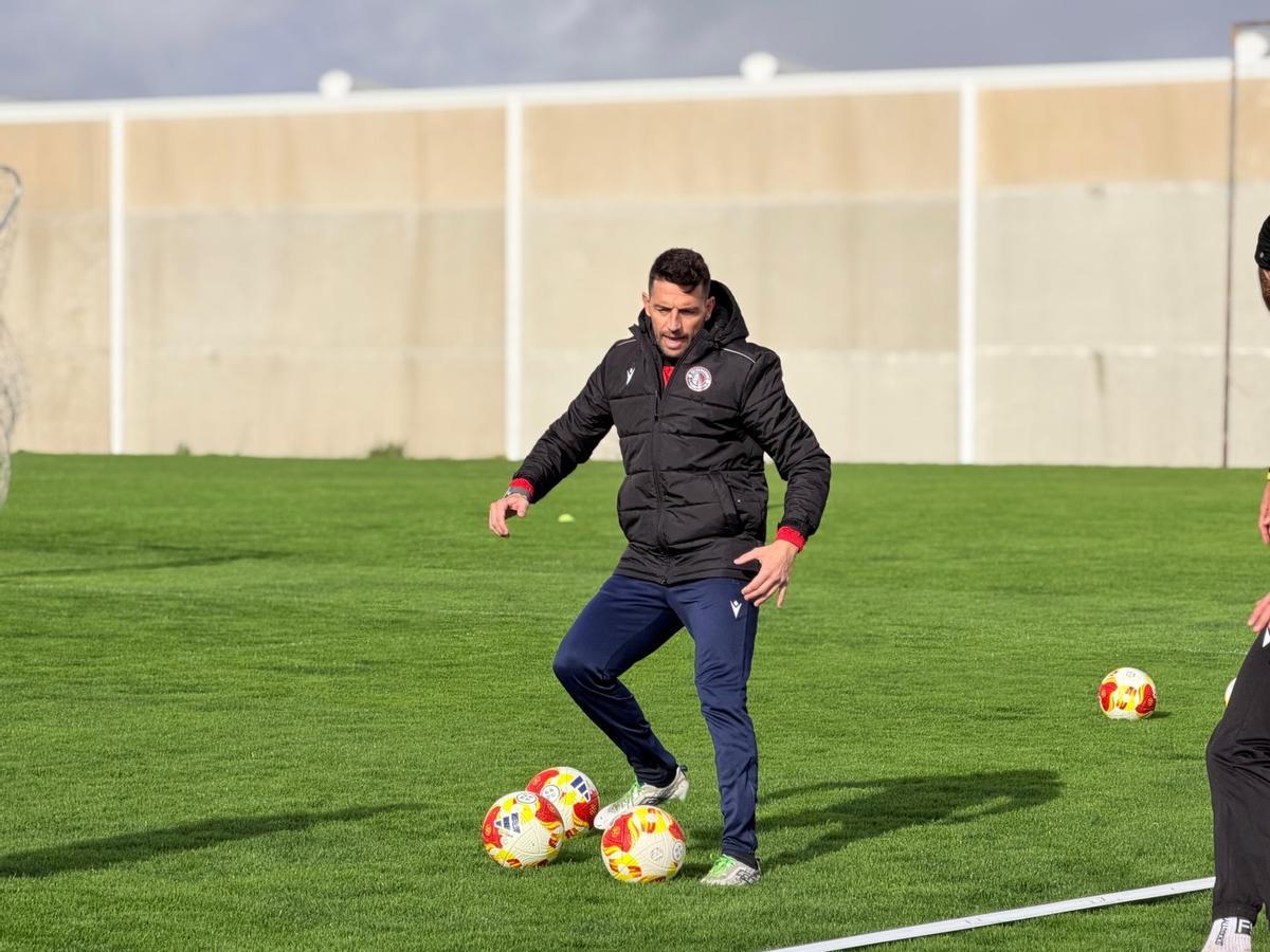 David Rocha en un entrenamiento con el Extremadura.