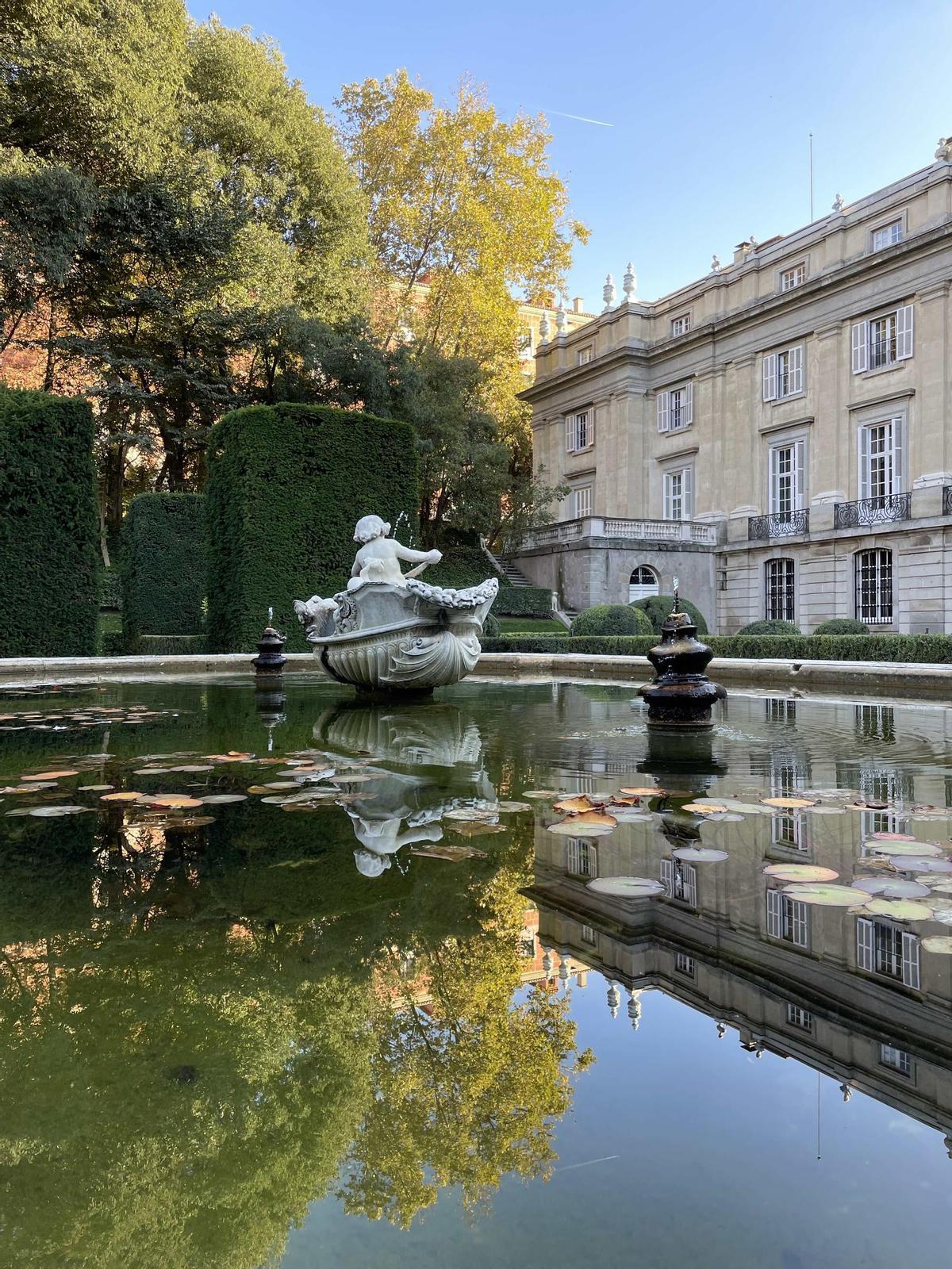 Sus impresionantes jardines son únicos en la capital.