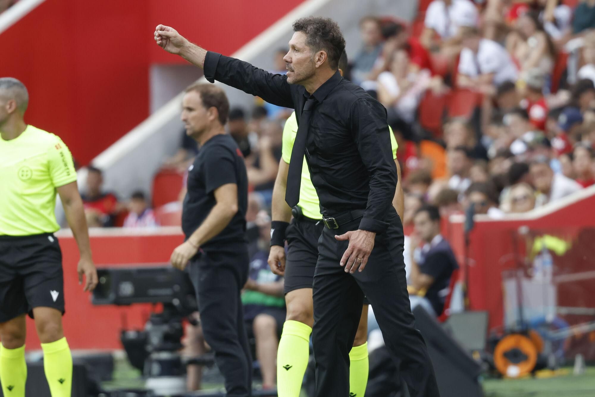 PALMA DE MALLORCA, 21/09/2025.- El entrenador del Atlético de Madrid, Diego Pablo Simeone, este domingo, durante el partido de la jornada 5 de LaLiga EA SPorts, entre el Real Mallorca y el Atlético de Madrid, que se disputa en el estadio de Son Moix de Palma de Mallorca. EFE/ CATI CLADERA