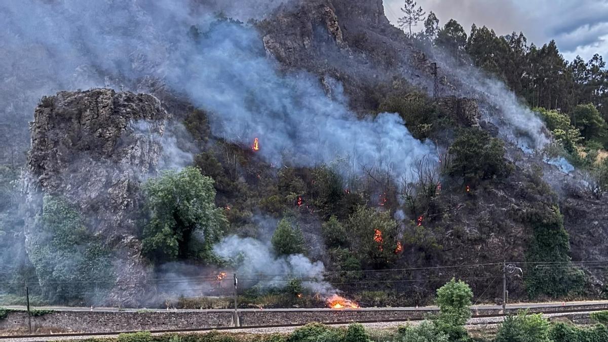 El fuego, ayer, en la zona próxima al puente de Peñaflor.
