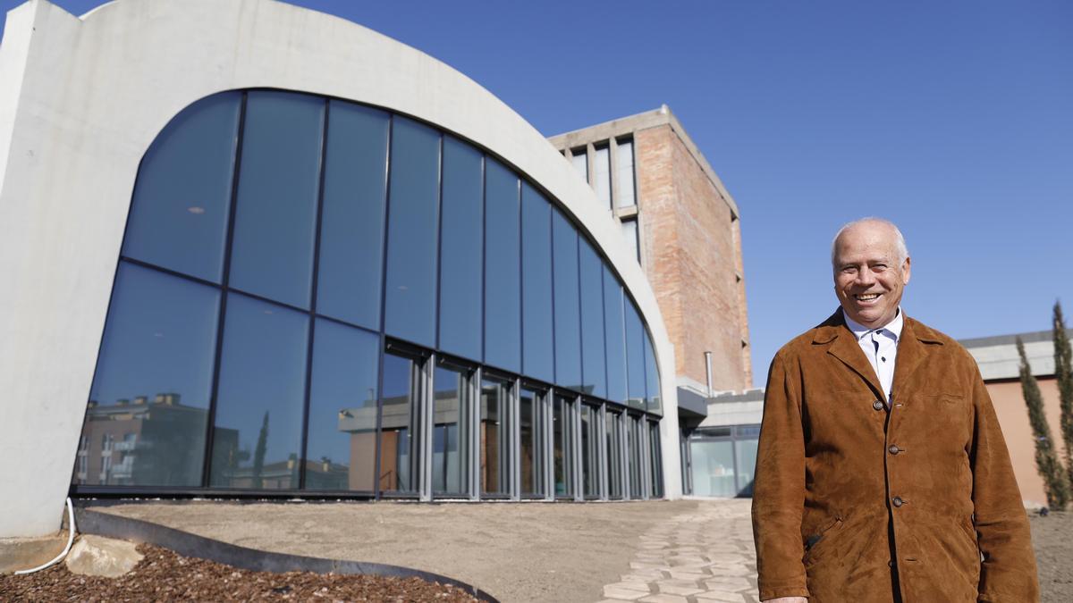 El president del patronat de la Fundació Els Joncs, Dionís Poch, amb l’edifici al darrera.