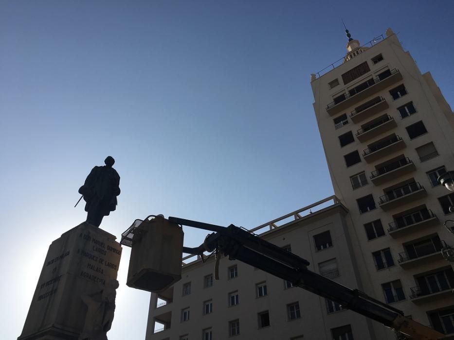 Desmontaje de la escultura 'Alegoría del Trabajo' del monumento de Larios.