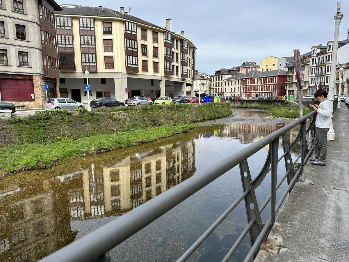 Vista del río Negro de Luarca desde la avenida Pilarín.