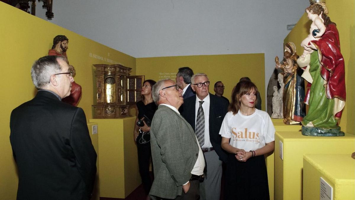 Las autoridades visitando la muestra de arte sacro de Salus. | Chany Sebastián