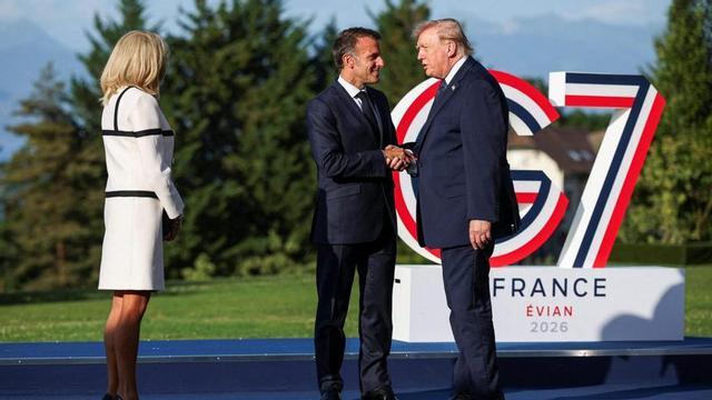 El president francès, Emmanuel Macron (centre), i la seva dona, Brigitte Macron, saluden el líder dels EUA, Donald Trump, ahir en la cimera d’Évian. | ISABEL INFANTES / AFP