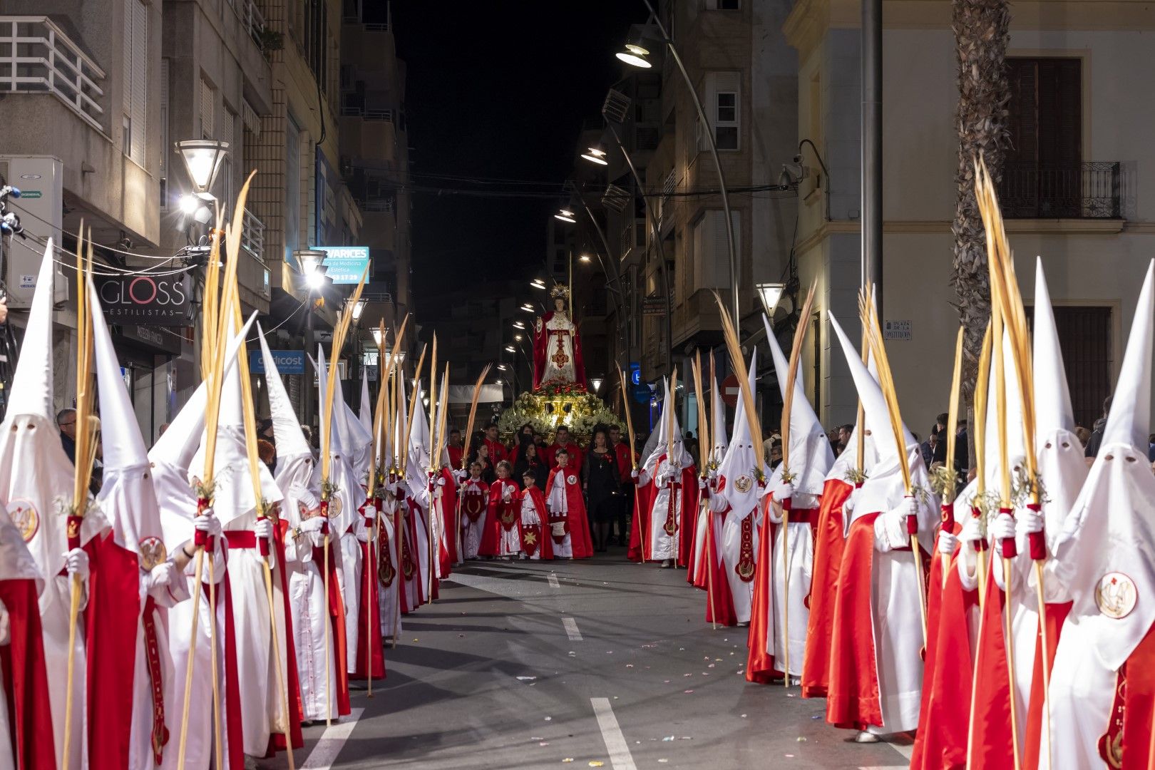 La procesión del Santo Entierro de Cristo del Viernes Santo en Torrevieja, en imágenes