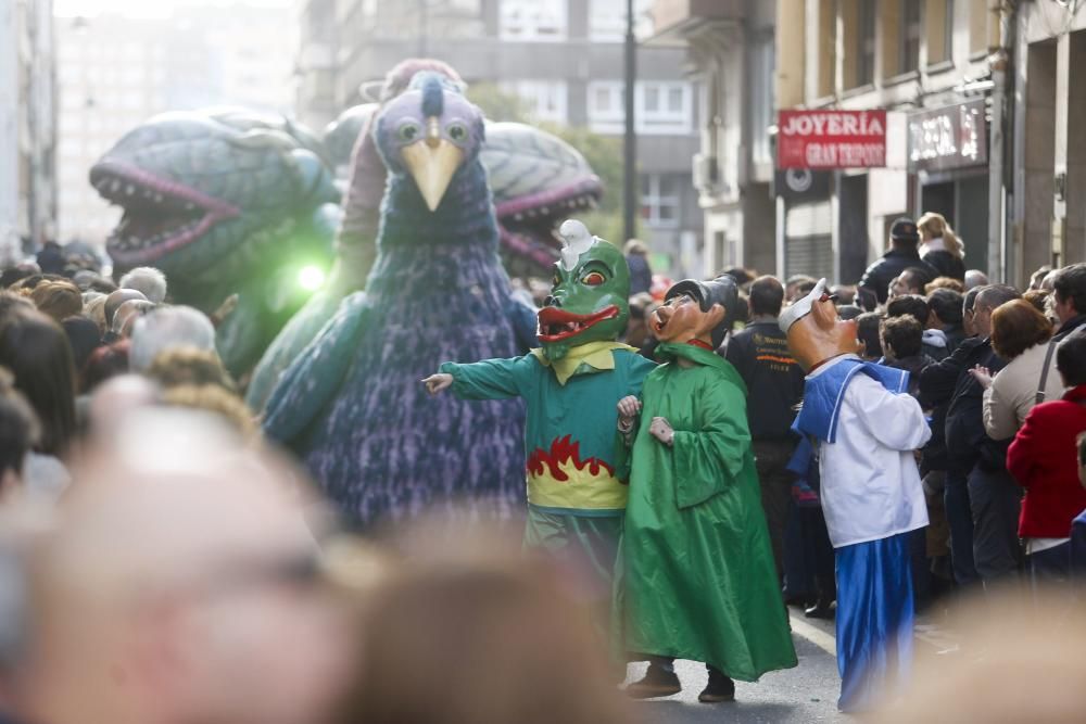 Desfile de carrozas el Lunes de Pascua en Avilés