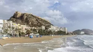 Alicante cierra los parques, el Castillo de Santa Bárbara y veladores ante la alerta roja