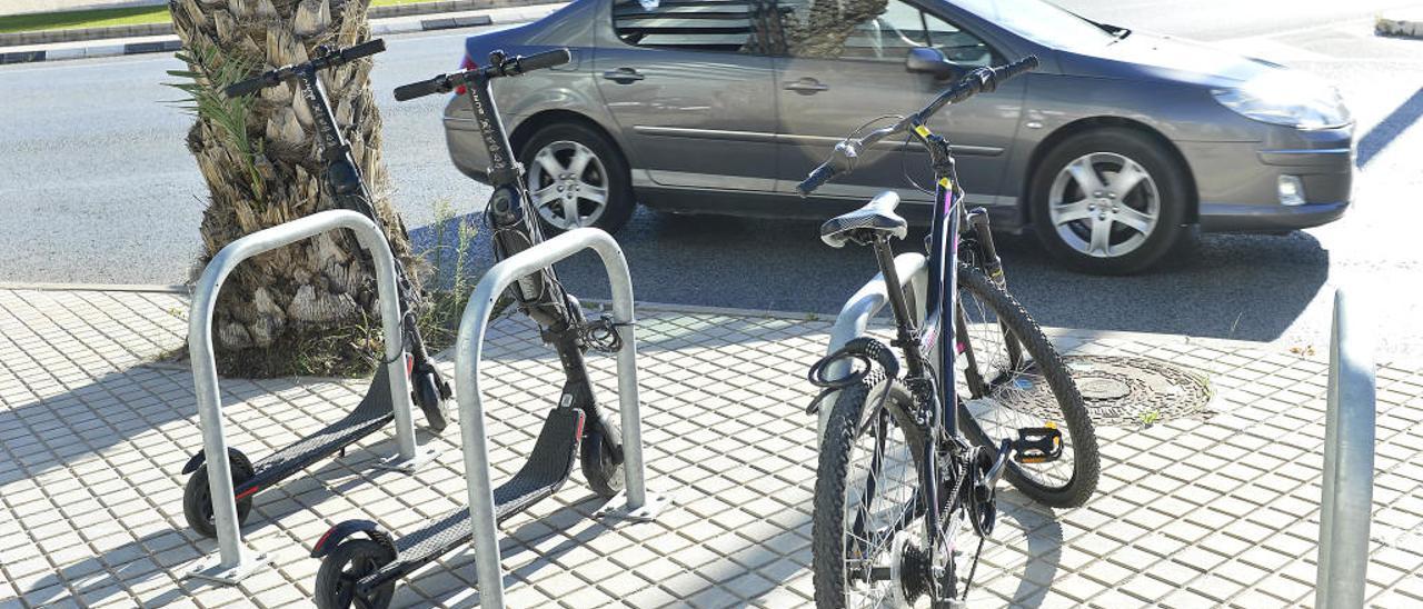 Los patinetes de alquiler anclados en una aparcabicis frente a la Ciudad Deportiva de Elche este miércoles.