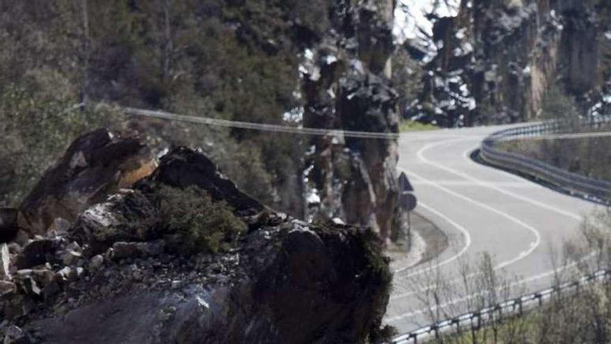 La piedras agolpadas en la carretera.