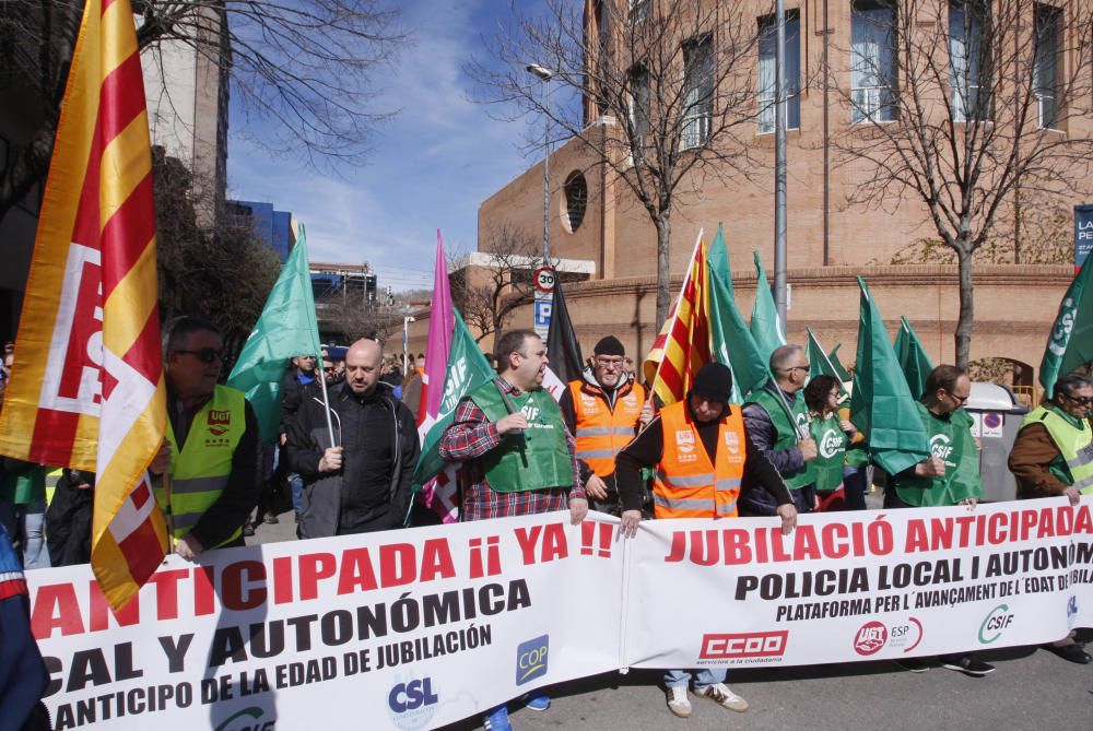 Contrentració de policies a Girona per demanar la jubilació anticipada