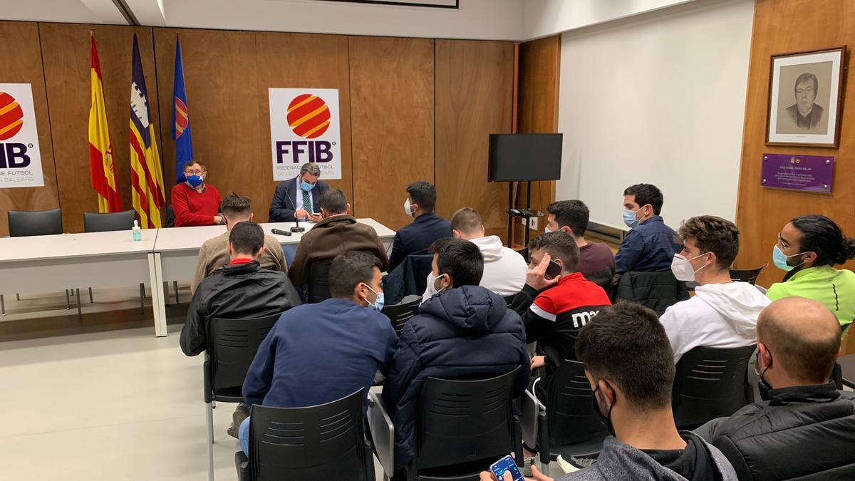 Imagen de la reunión de Riera Morro con los árbitros en la Federació de Futbol de les Illes Balears.