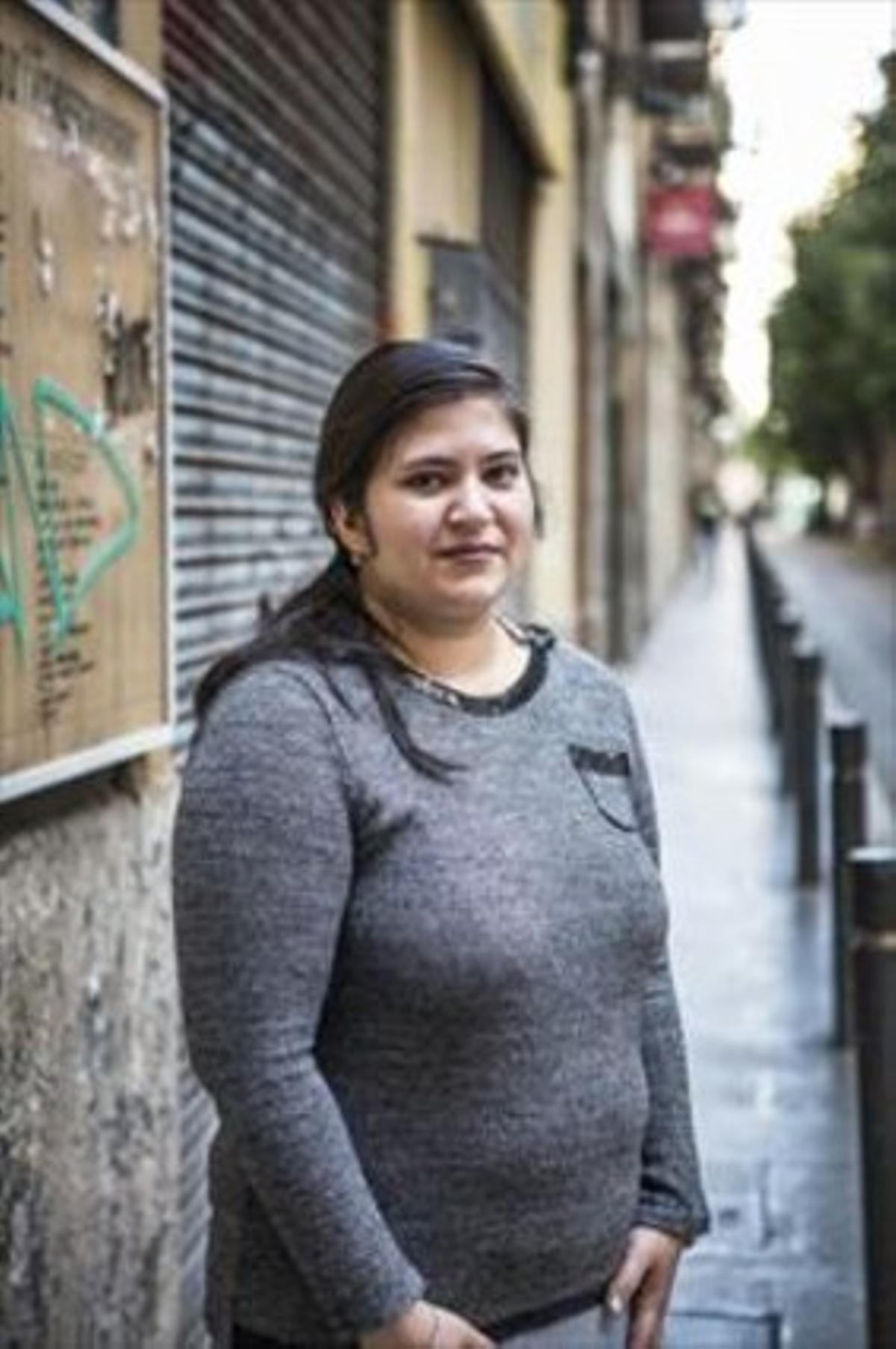 Reetika posa davant la fundació Servei Solidari, ahir a Barcelona. Reetika posa davant la fundació Servei Solidari, ahir a Barcelona.