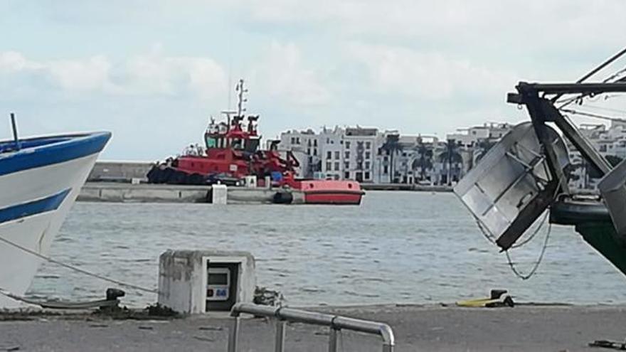 La lancha de Salvamento, en el puerto de Ibiza, transportando a los migrantes rescatados