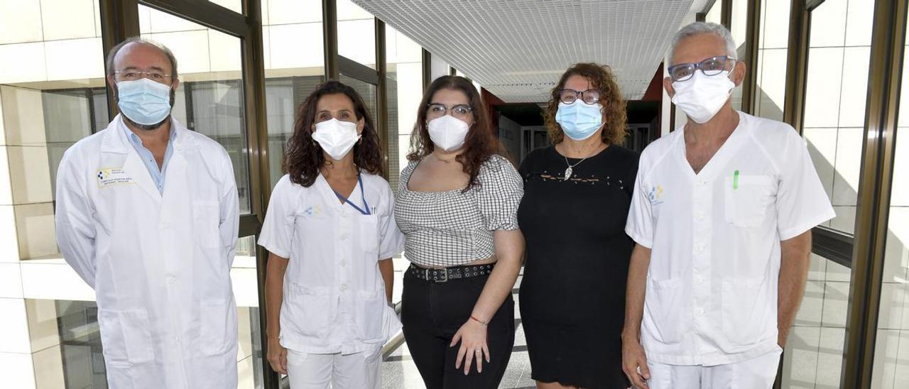 De izquierda a derecha, el doctor José Blanco, la fisioterapeuta Sonia Galván, María Eugenia Sosa, Milva Díaz y el doctor Luciano Santana, en el Hospital Universitario Insular de Gran Canaria.