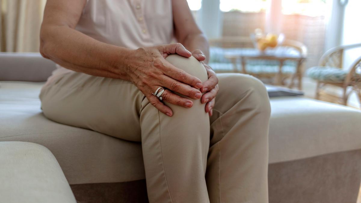 La artrosis de rodilla afecta principalmente a mujeres mayores de 50 años.